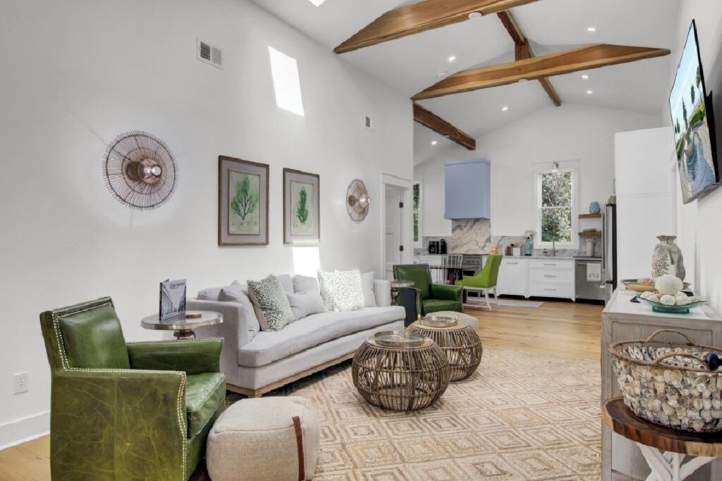 Älytelevisio, pöytätennispöytä, tulostin