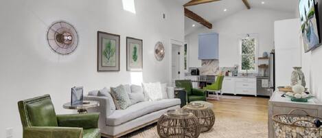 Älytelevisio, pöytätennispöytä, tulostin