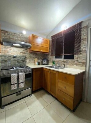 Kühlschrank, Mikrowelle, Herdplatte, Mixer