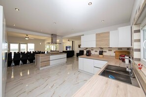 Fridge, microwave, oven, stovetop - Villa Casa Colina - Algarve, Villa Casa Colina - Algarve - 7 Bedrooms, Private location (Estoi)