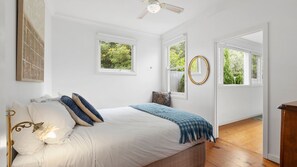 5 bedrooms, iron/ironing board, WiFi, bed sheets