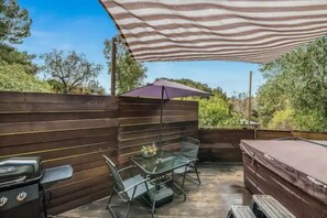 Outdoor dining - NEW The Birds Nest in Topanga Canyon Tiny Home (Topanga)