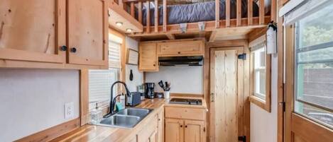 Fridge, stovetop, coffee/tea maker, electric kettle