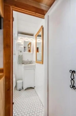 Shower, jetted bath, hair dryer, towels - NEW The Birds Nest in Topanga Canyon Tiny Home (Topanga)