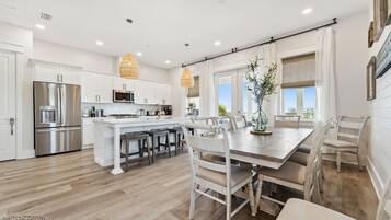 Townhome, Multiple Beds, Pool Access, Partial Ocean View (20724 First Ave - Grand Retreat II) | Private kitchen | Fridge, microwave, oven, stovetop