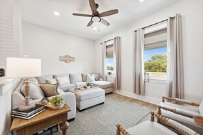 Townhome - flera sängar - tillgång till pool - viss havsutsikt (20724 First Ave - Grand Retreat II) | Vardagsrum | 50-tums platt-tv med digitalkanaler och tv
