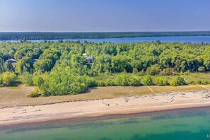 Una spiaggia nelle vicinanze
