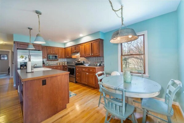 Fridge, oven, dishwasher, coffee/tea maker