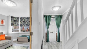 Una sala de estar moderna con un sofá, una mesa de centro y vistas al exterior.