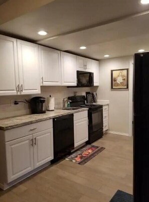 Fridge, microwave, oven, stovetop - South Fork River Retreat - Close to Downtown (North Bend)