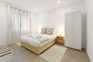 2 dormitorios, tabla de planchar con plancha, cuna de viaje y Internet