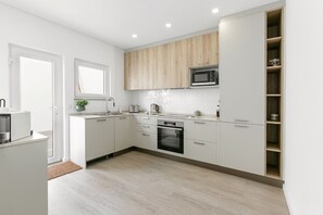 Frigorífico, microondas, horno y placa de cocina