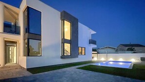 A modern two-story house with large windows, a swimming pool, and a well-maintained lawn. - Cozy home in Vodice with sauna (Vodice)