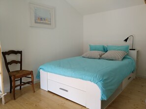 3 slaapkamers, een bureau, een strijkplank/strijkijzer, reisbedje