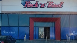 Un edificio con un letrero que dice "Rock 'n' Bowl".