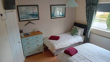 Deluxe Triple Room | Individually decorated, individually furnished, desk, blackout drapes