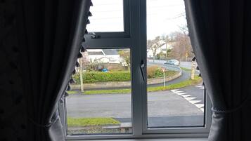 بديكورات فريدة لكل غرفة وطراز فريد لكل وحدة ومكتب وستائر تعتيم