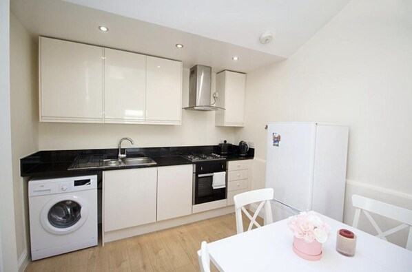 Een koelkast, een oven, een kookplaat, een koffiezetapparaat/waterkoker