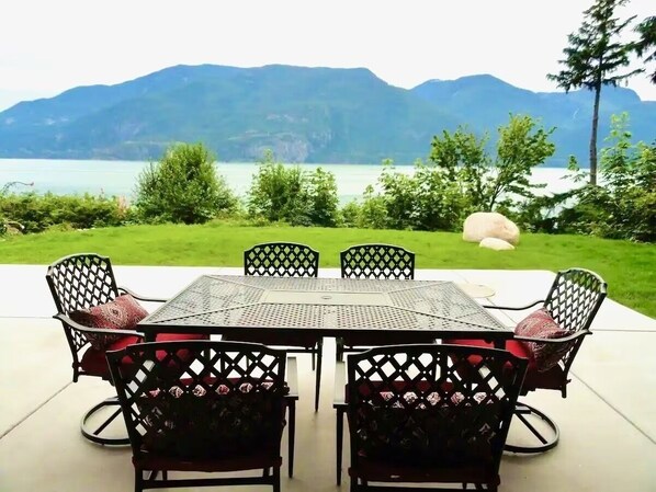 屋外ダイニングエリア