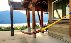 Un'amaca legata tra i pilastri del portico con vista sulle montagne.