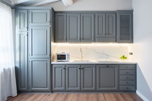 Kühlschrank, Mikrowelle, Herdplatte, Geschirrspüler