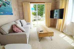 Living area - Cosy Studio 3 Mins Drive To Beach (Red Beach)