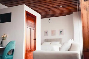 1 soverom, skrivebord, strykejern/-brett og reiseseng for barn