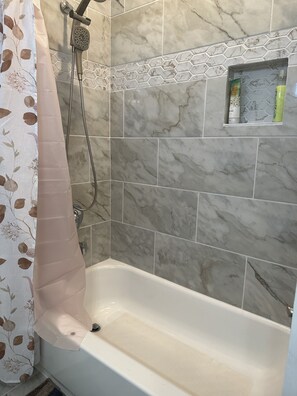 Secadora de cabello, toallas, jabón, shampoo 