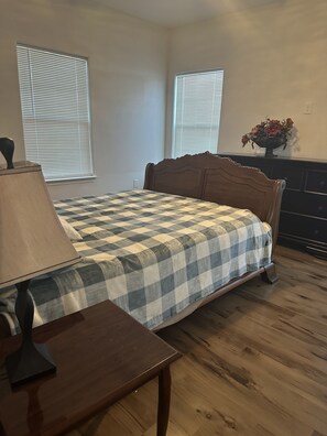 3 bedrooms, iron/ironing board, WiFi, bed sheets