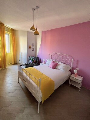 Room | Frette Italian sheets, premium bedding, memory-foam beds, minibar - KJ Art Rooms (Naples)