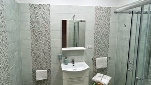 Room | Bathroom | Shower, hair dryer, bathrobes, bidet - KJ Art Rooms (Naples)