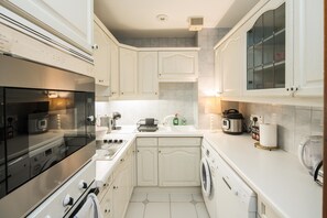 Geladeira, micro-ondas, fogão, lava-louças