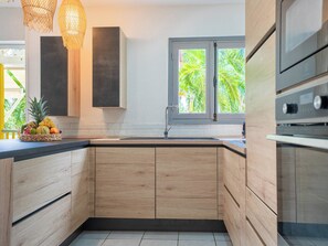 Fridge, microwave, oven, dishwasher - Spacious apartment Rêve d'Outre Mer in a secure complex with swimming pool (Saint François)