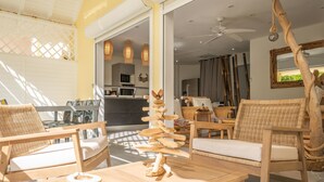 Una habitación iluminada por el sol con muebles de madera, un comedor y vista a la cocina.