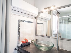 Douche, séchoir à cheveux, serviettes fournies