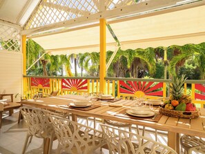 Outdoor dining - Spacious apartment Rêve d'Outre Mer in a secure complex with swimming pool (Saint François)