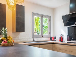 Fridge, microwave, oven, dishwasher - Spacious apartment Rêve d'Outre Mer in a secure complex with swimming pool (Saint François)