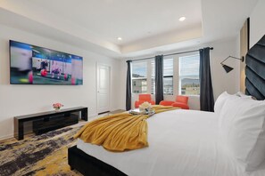 4 bedrooms, desk, iron/ironing board, travel cot - Large vill + large backyard, putting g & game room (Indio)