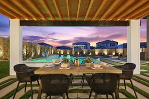 Outdoor dining - Large vill + large backyard, putting g & game room (Indio)