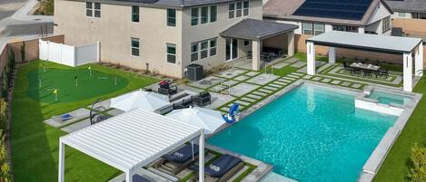 Una piscina al aire libre, una piscina climatizada