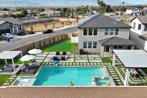 Exterior - Large vill + large backyard, putting g & game room (Indio)