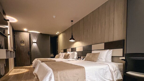 A modern hotel room with a large bed, a desk, and a chair. - Hotel Balmoral Plaza (Pereira)