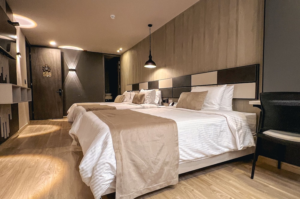 Hotel Balmoral Plaza
