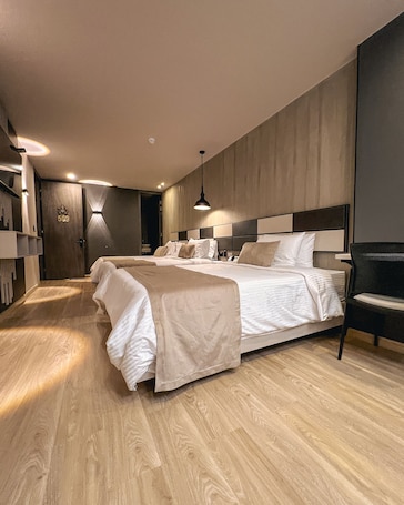 Habitación Familiar Superior | Egyptian cotton sheets, premium bedding, Tempur-Pedic beds, desk