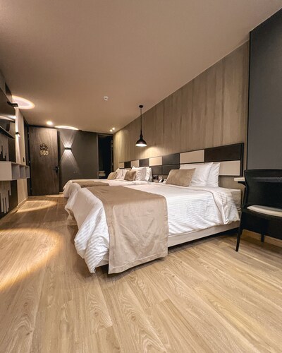 Hotel Balmoral Plaza