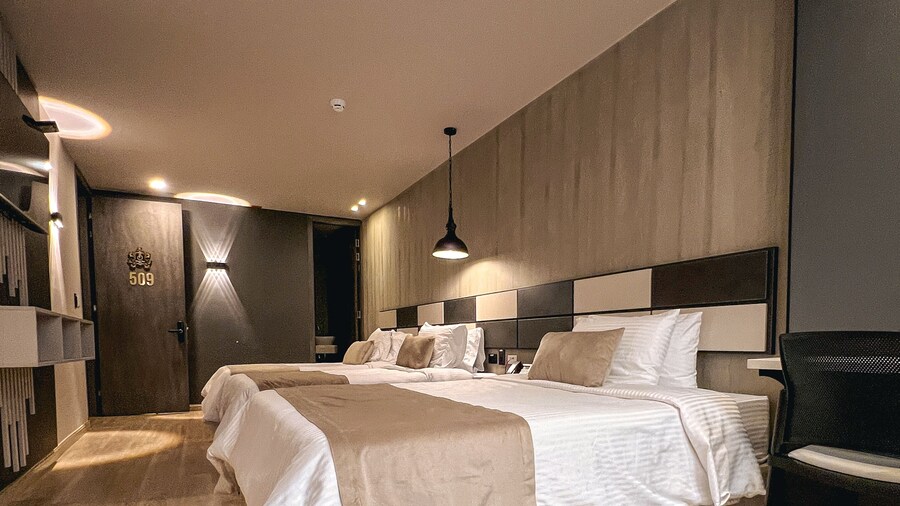 Hotel Balmoral Plaza
