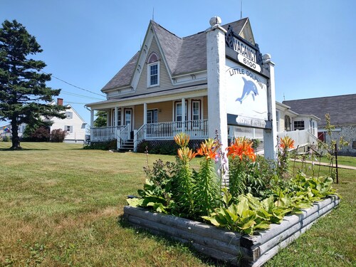 Lots of room for friends or families.  A peaceful and roomy 3 bedroom apartment.