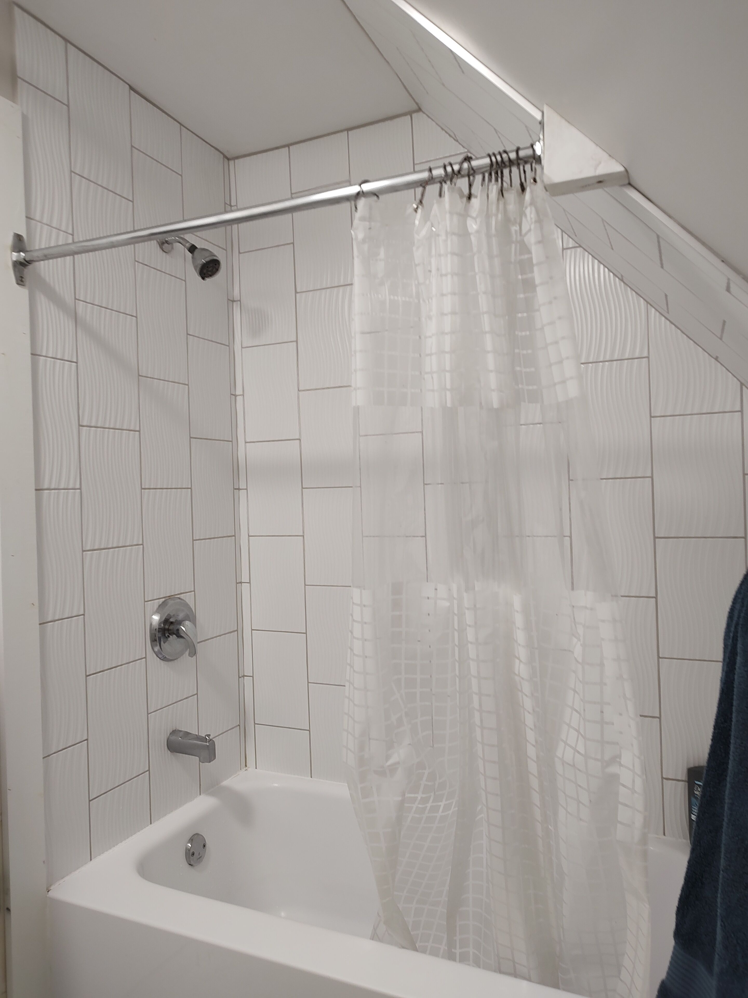 Sèche-cheveux, serviettes fournies, papier toilette
