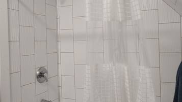 SĂšche-cheveux, serviettes fournies, papier toilette
