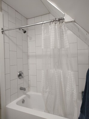 Haartrockner, Handtücher, Toilettenpapier